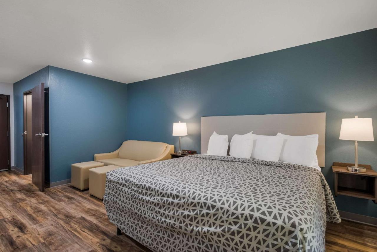 Woodspring Suites Milwaukee - Menomonee Falls Exterior photo