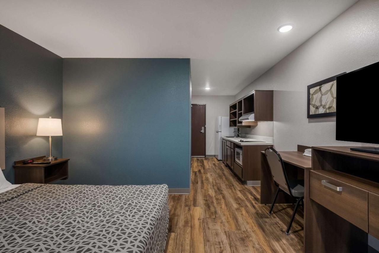 Woodspring Suites Milwaukee - Menomonee Falls Exterior photo