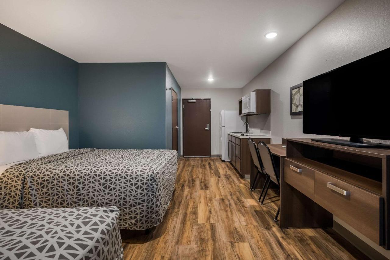 Woodspring Suites Milwaukee - Menomonee Falls Exterior photo