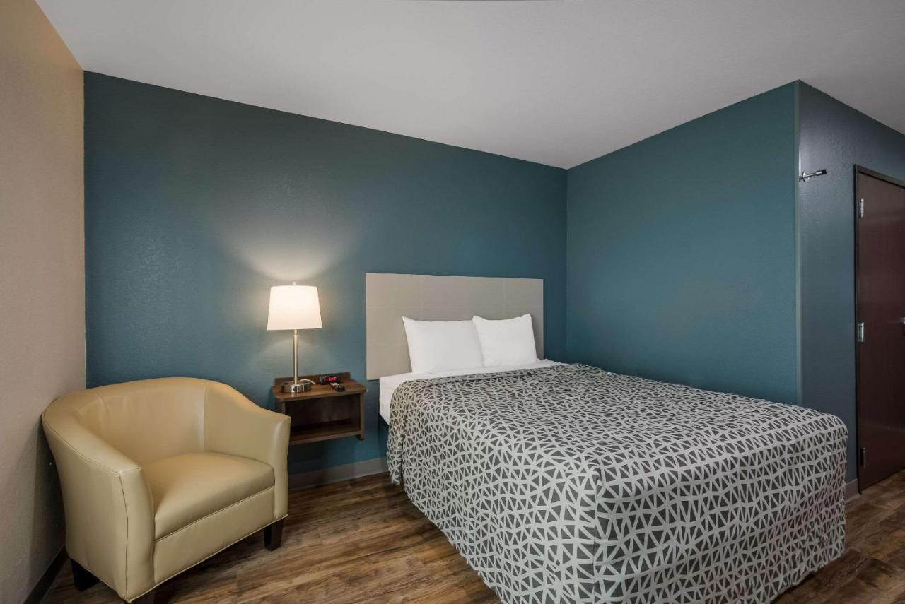 Woodspring Suites Milwaukee - Menomonee Falls Exterior photo