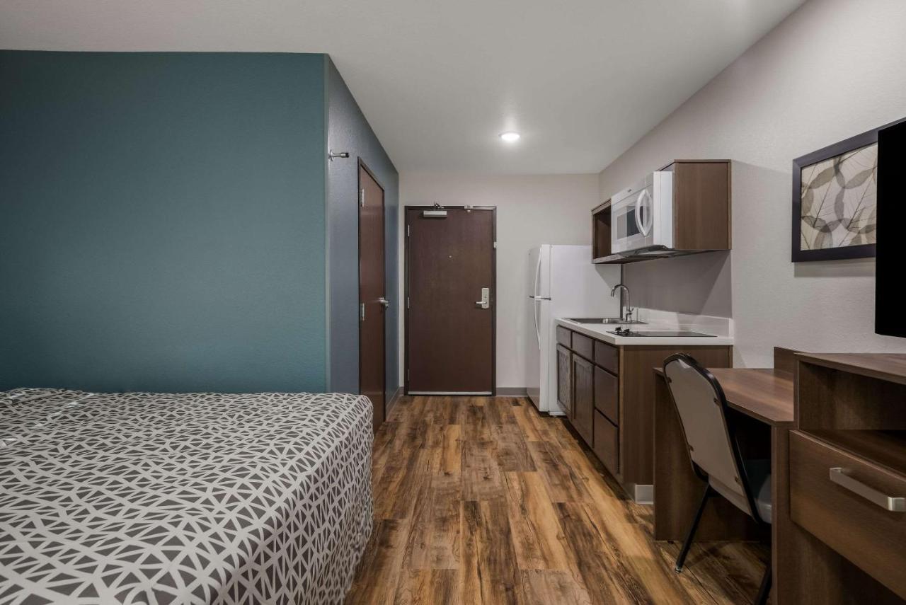Woodspring Suites Milwaukee - Menomonee Falls Exterior photo
